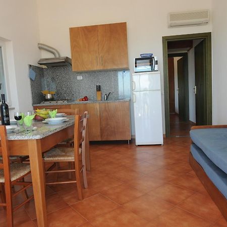 Gf Apartments Li Seddi Badesi Exterior foto