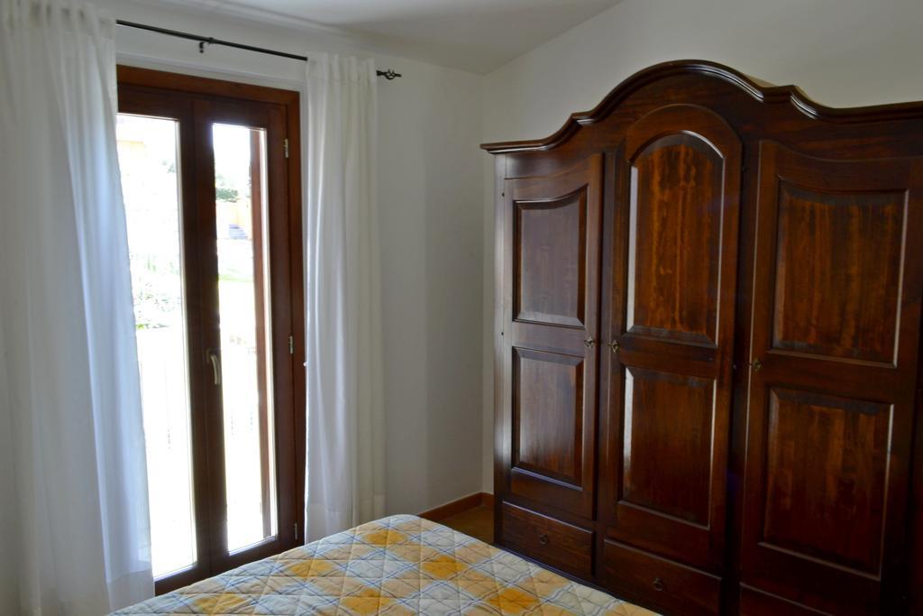 Gf Apartments Li Seddi Badesi Exterior foto