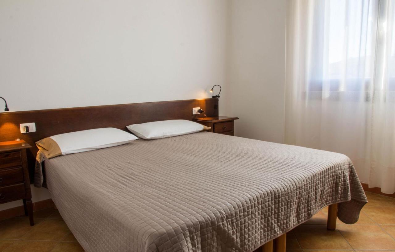 Gf Apartments Li Seddi Badesi Exterior foto