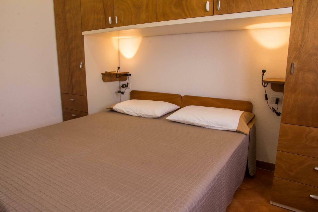 Gf Apartments Li Seddi Badesi Exterior foto