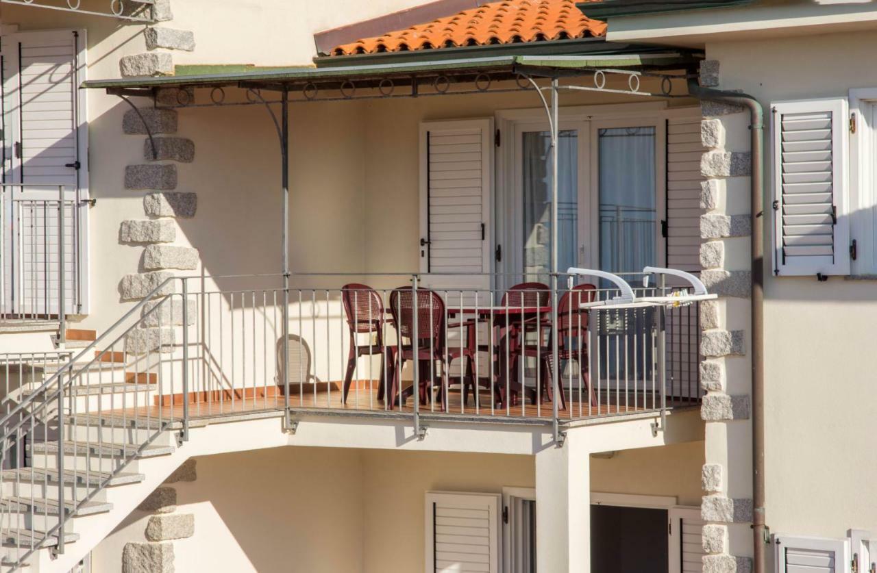 Gf Apartments Li Seddi Badesi Exterior foto